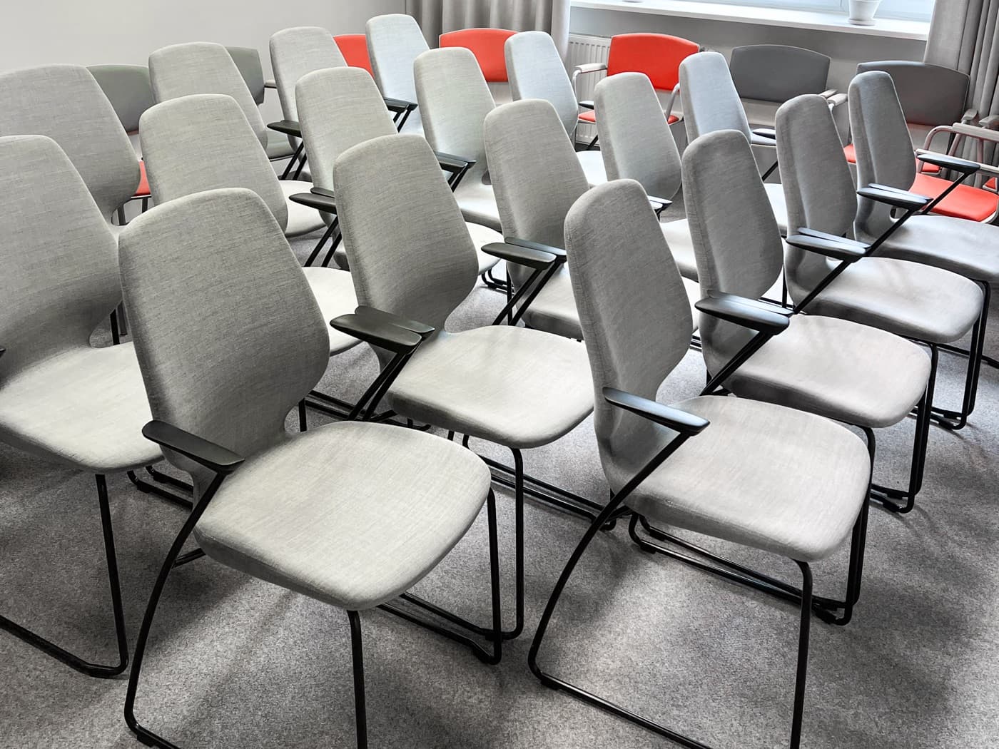 Rzędy krzeseł tapicerowanych w sali konferencyjnej po praniu, Warszawa